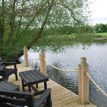 The Waters Edge Guest House ستارتفورد أبون آفون المظهر الخارجي الصورة
